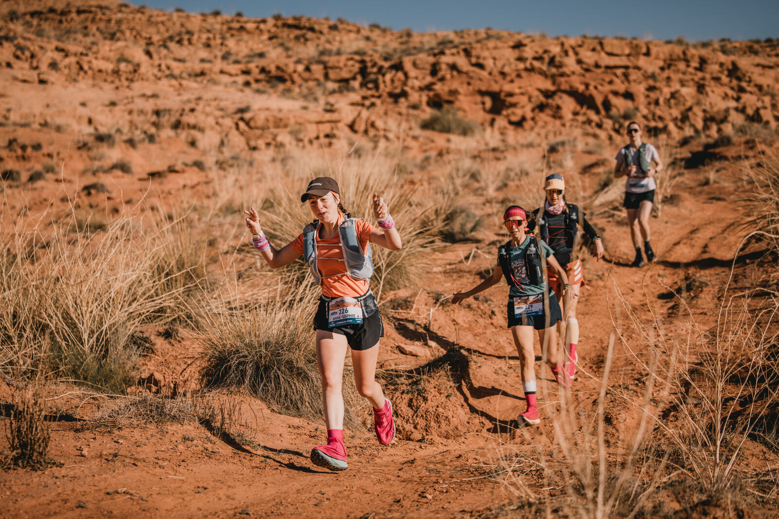 Coureuses du Love Trail dévalant une piste du désert de l’Oriental