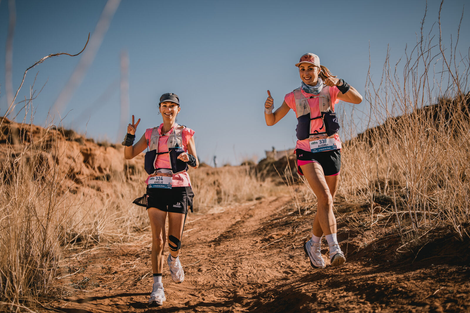 Deux participantes souriantes en train de courir au Love Trail Maroc