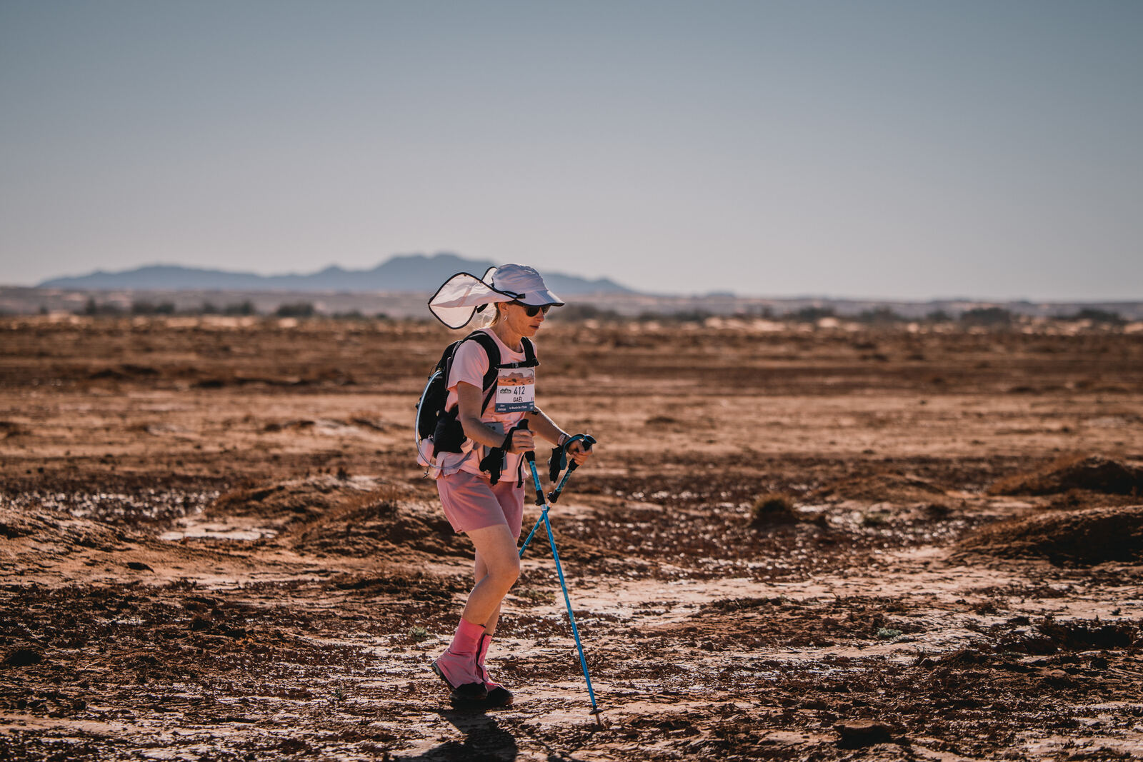 Marcheuse avec bâtons sur le Trek 84 km du Love Trail