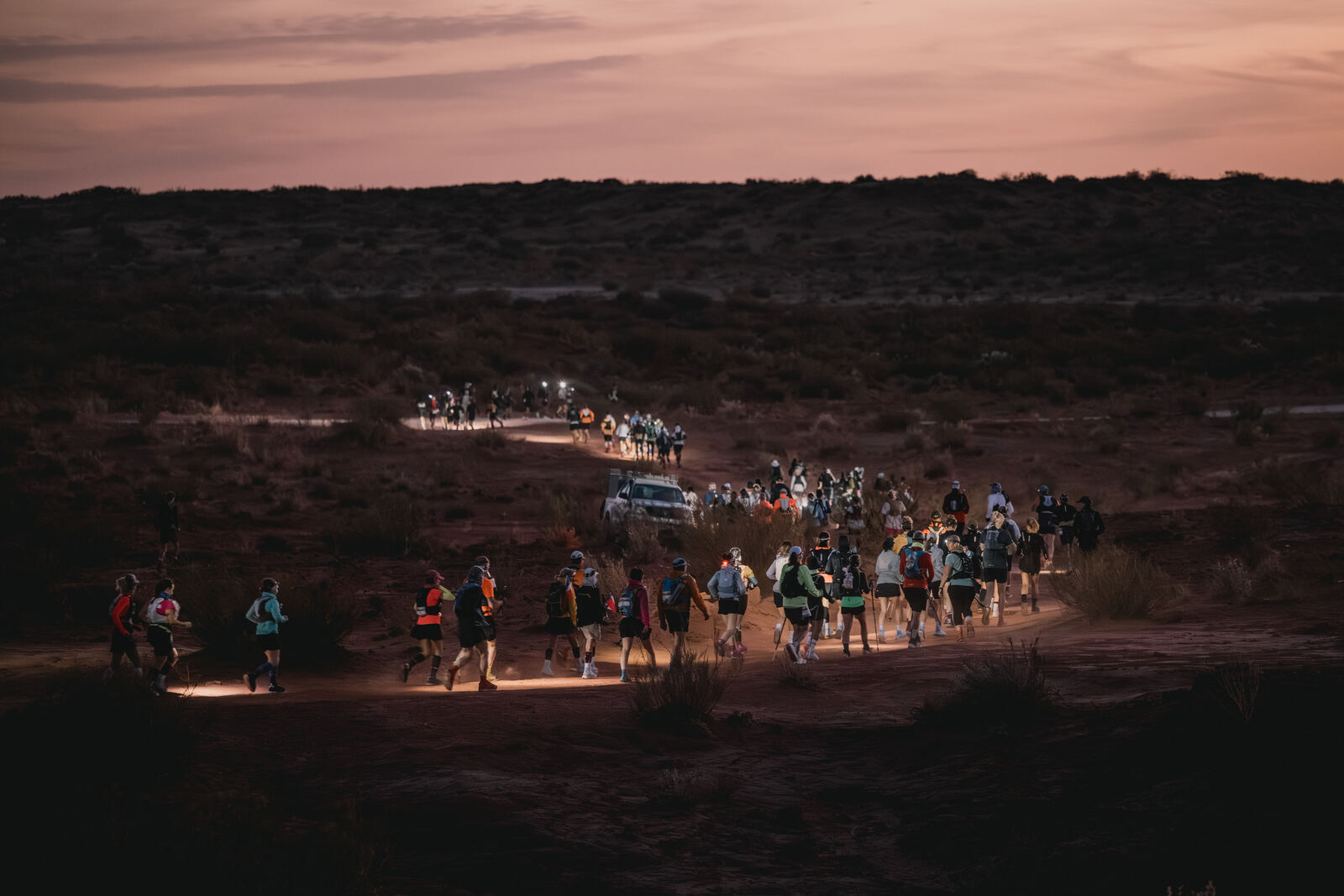 Départ à l’aube, la caravane des coureurs éclairée par les frontales
