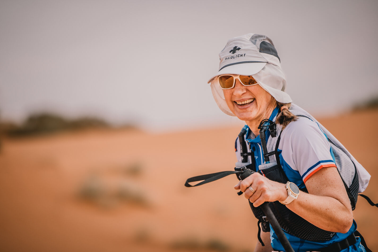 Participante souriante dans les dunes du désert de l’Oriental