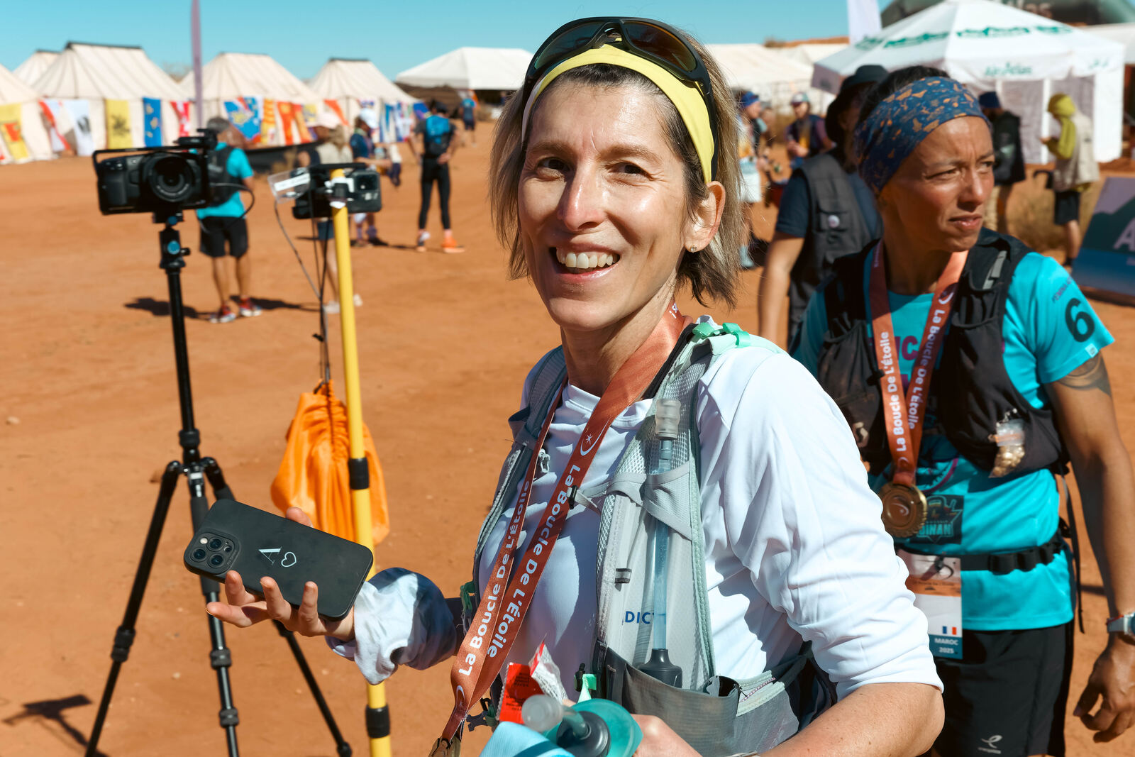 Finisher médaillée à l’arrivée au bivouac du Love Trail