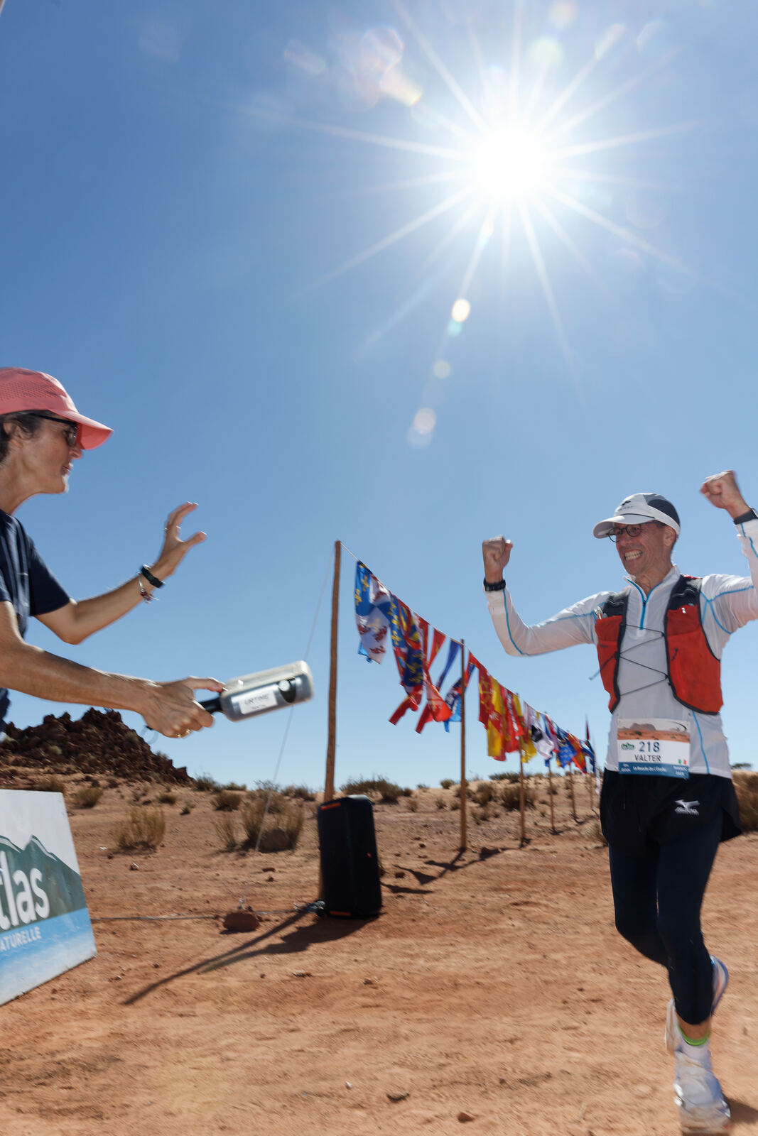 Finisher bras levés sur la ligne d’arrivée dans le désert