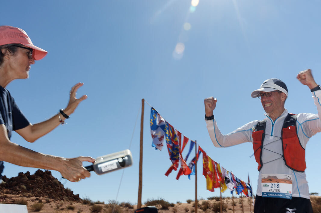 Finisher bras levés sur la ligne d’arrivée dans le désert