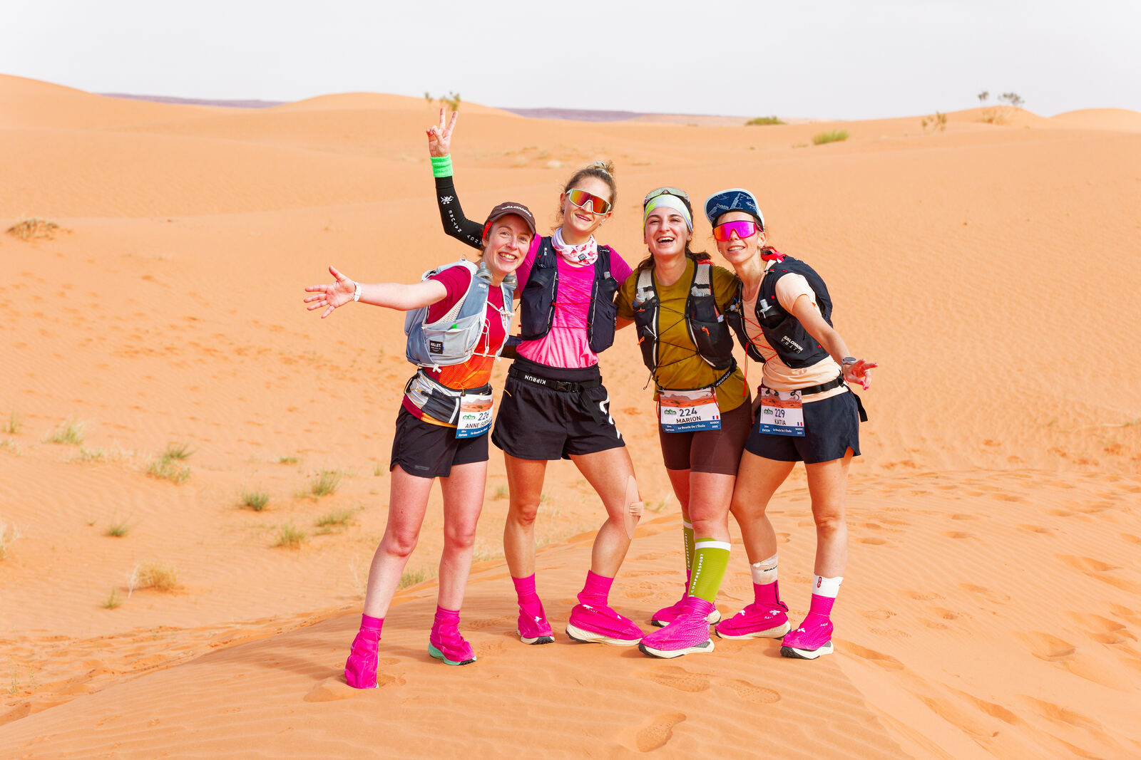 Équipe de filles complices sur une dune du désert marocain